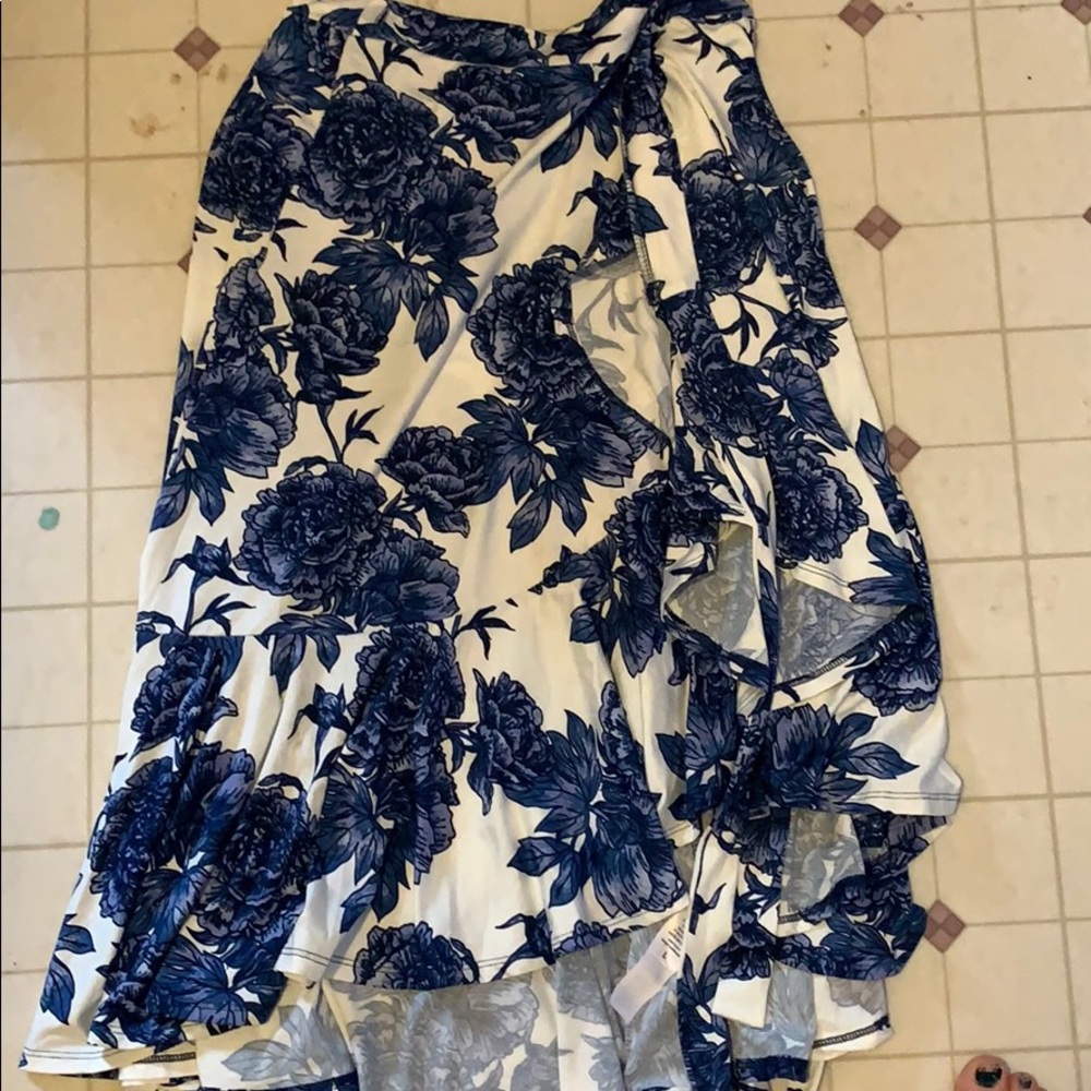 White with blue flower bella